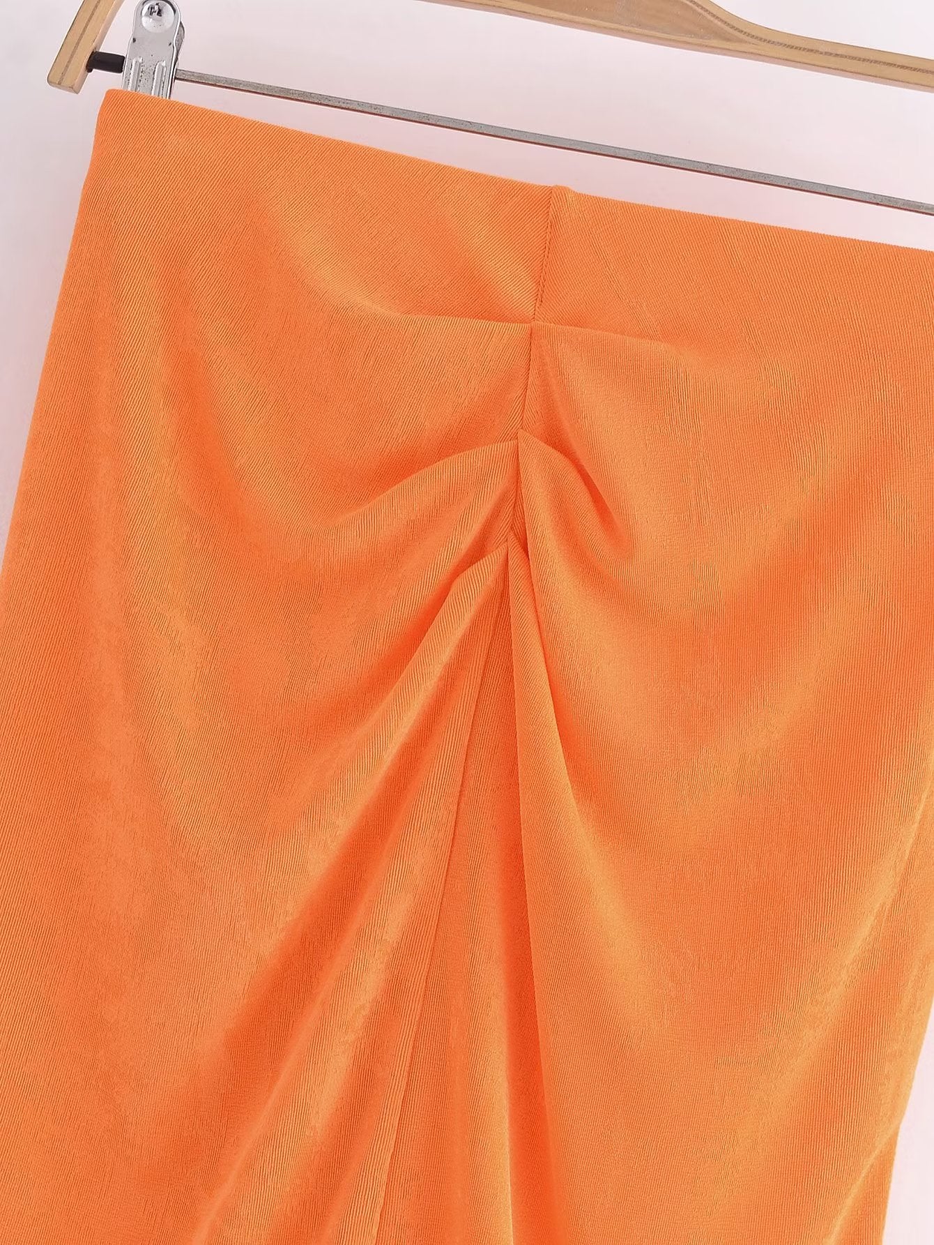 Les femmes portent une mini-jupe en tricot orange taille haute avec nœud papillon et style décontracté