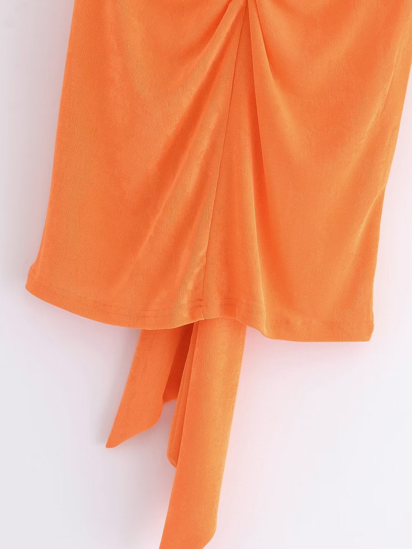 Les femmes portent une mini-jupe en tricot orange taille haute avec nœud papillon et style décontracté