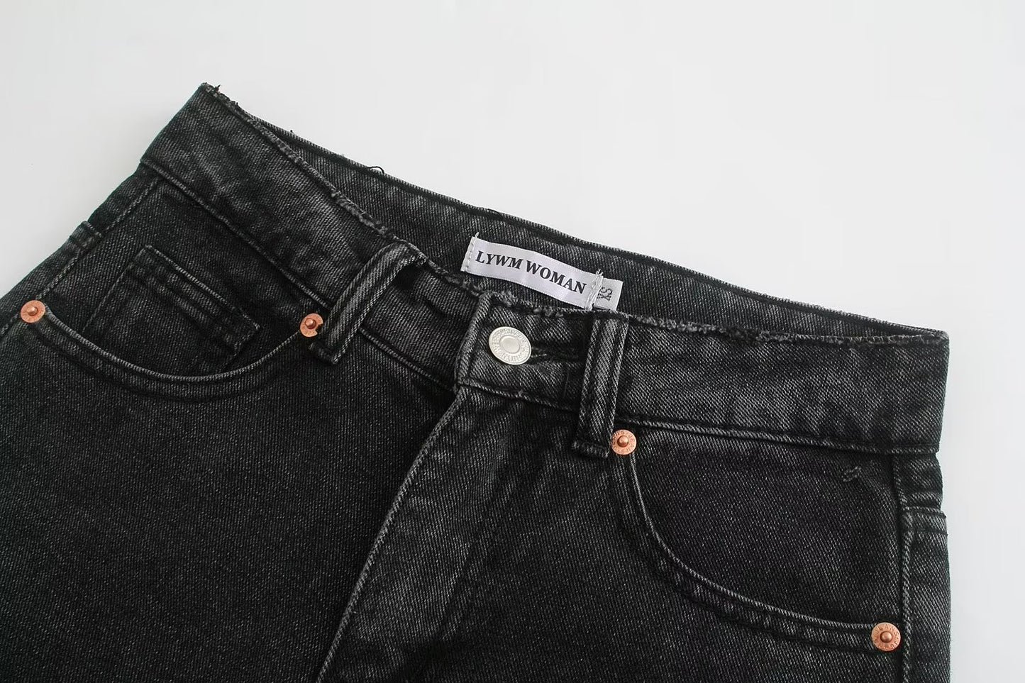 Les femmes portent des pantalons en denim noirs pour le printemps