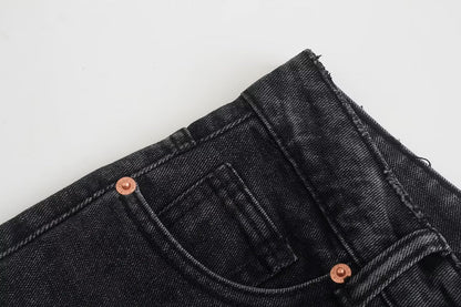 Les femmes portent des pantalons en denim noirs pour le printemps