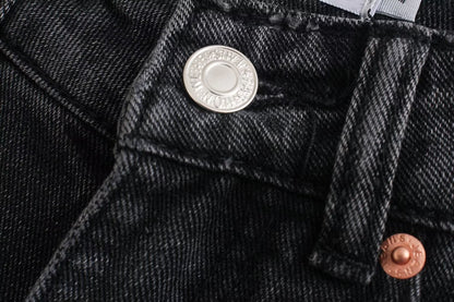 Les femmes portent des pantalons en denim noirs pour le printemps