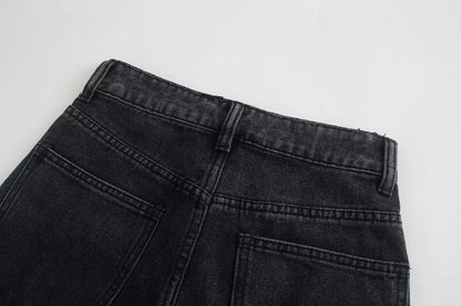 Les femmes portent des pantalons en denim noirs pour le printemps