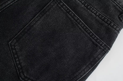 Les femmes portent des pantalons en denim noirs pour le printemps