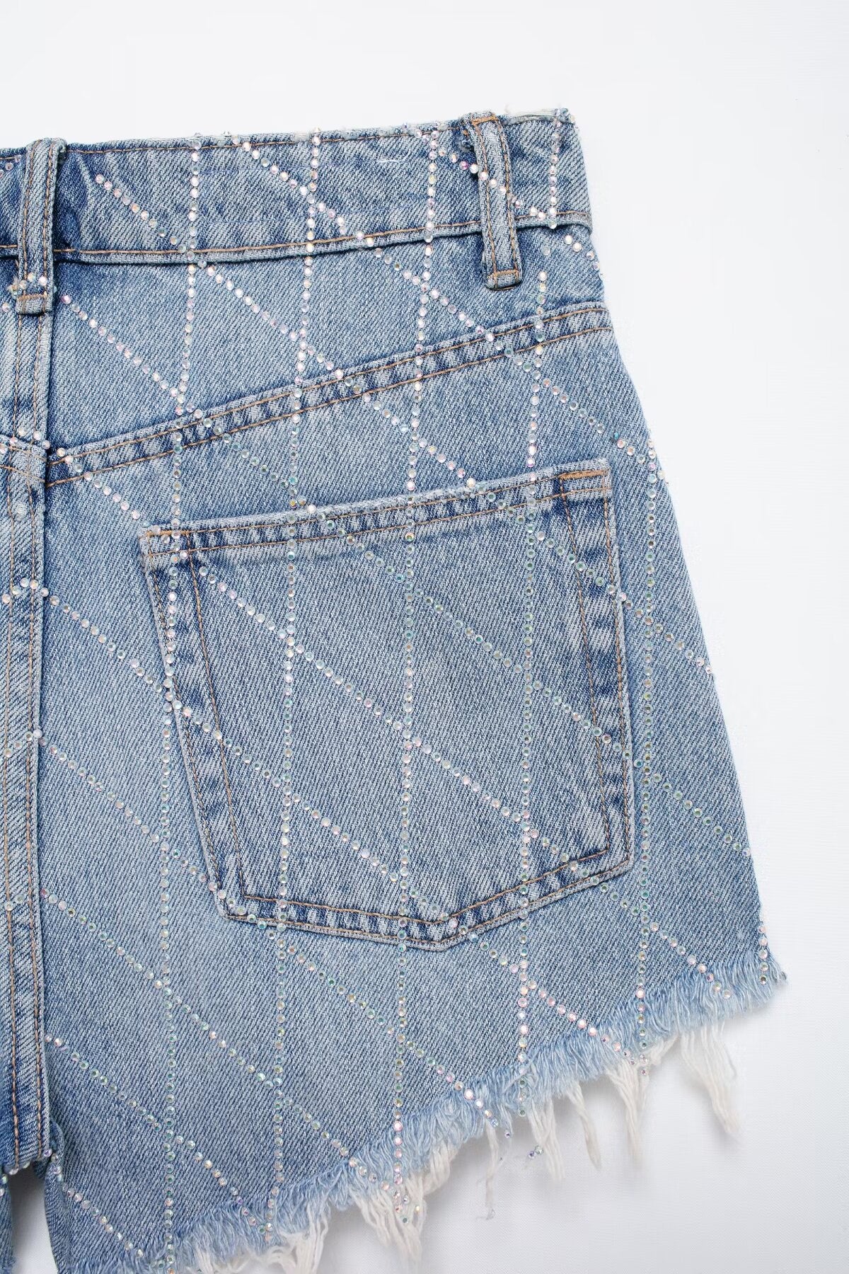 Short en jean taille haute à bords incurvés pour femme