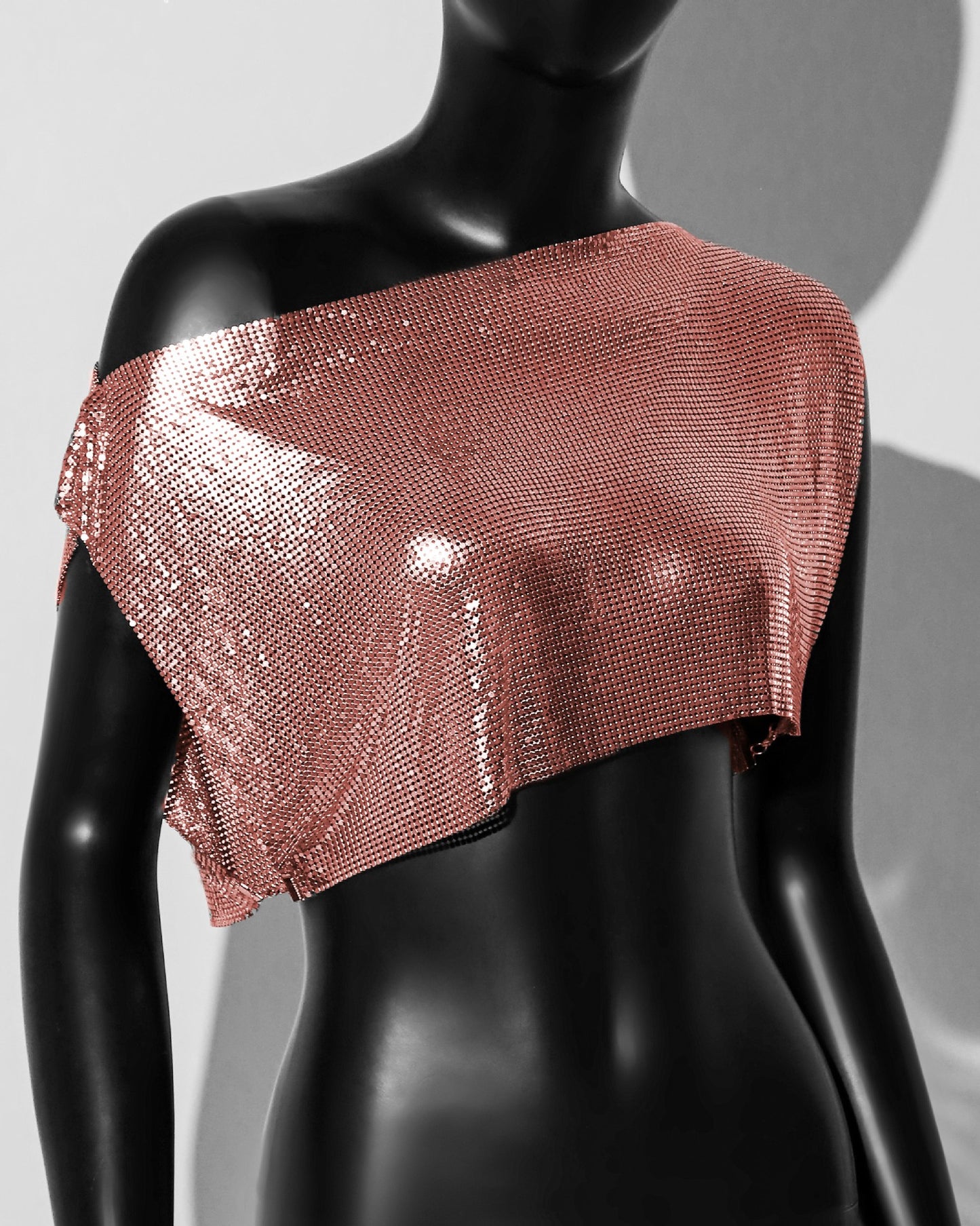 Haut à paillettes en métal pour femmes, haut à épaules obliques, gilet à col dénudé, haut à paillettes en maille d'aluminium