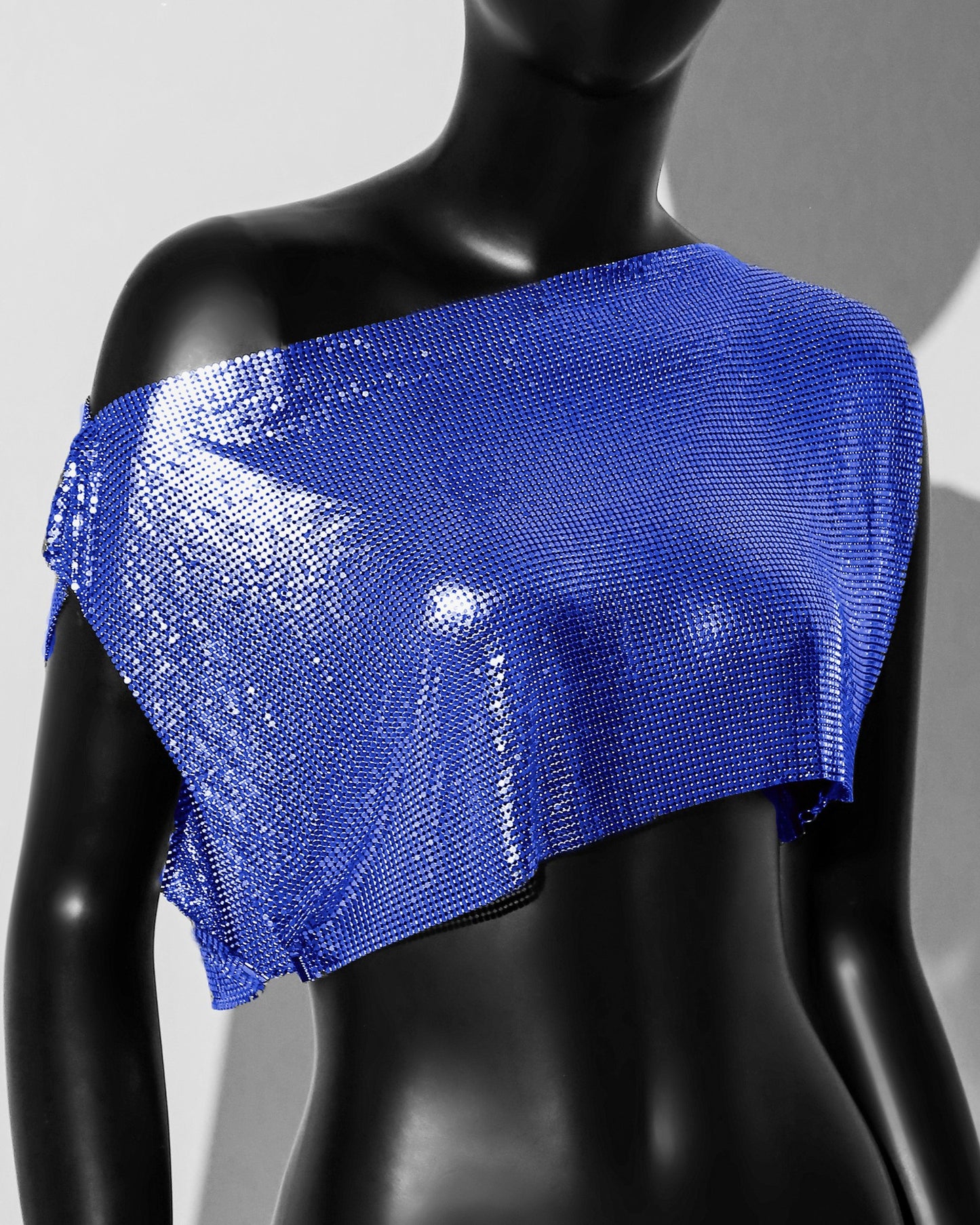 Haut à paillettes en métal pour femmes, haut à épaules obliques, gilet à col dénudé, haut à paillettes en maille d'aluminium