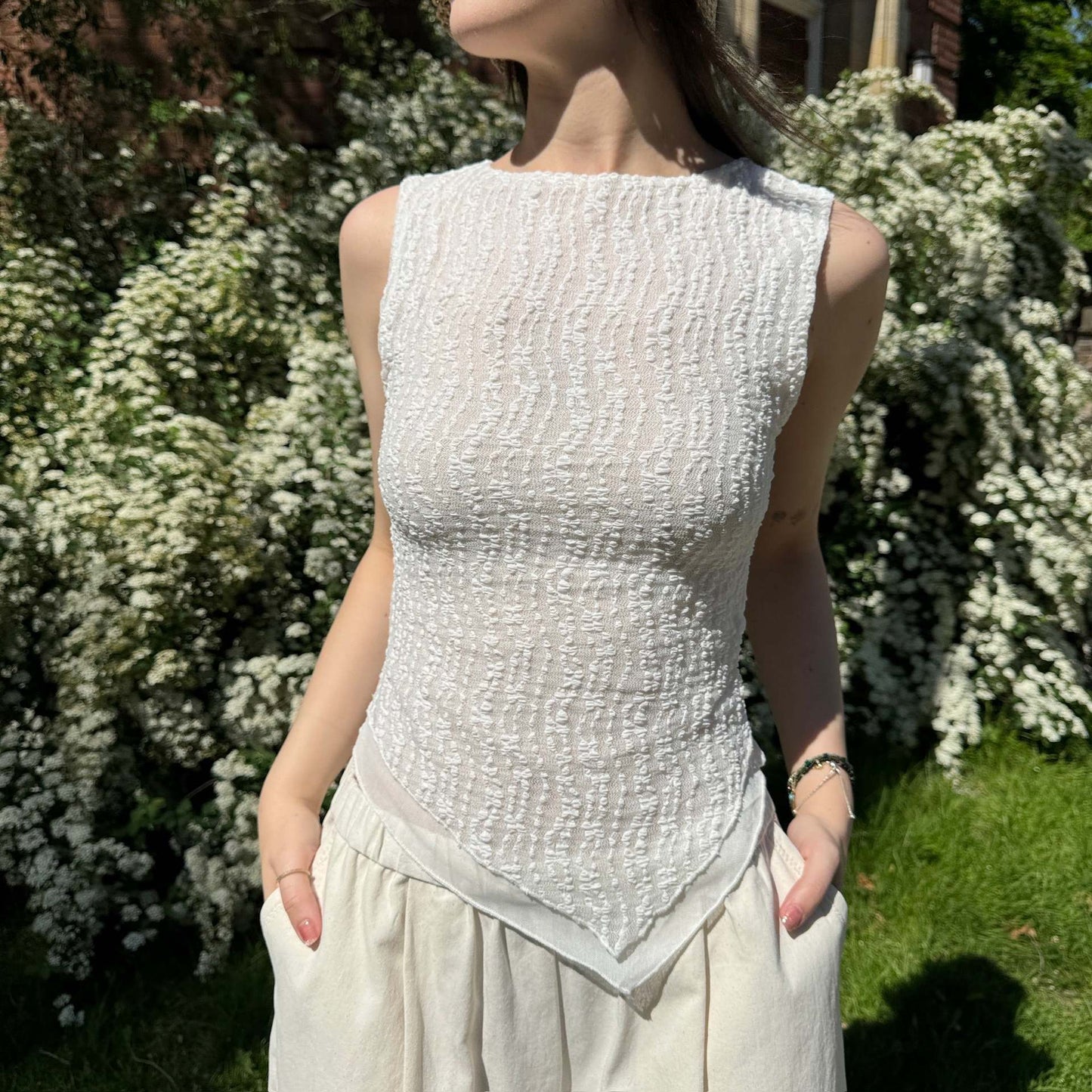 Vêtements pour femmes Gilet transparent à épaules dénudées Sexy en maille légèrement transparente sans manches Haut asymétrique irrégulier