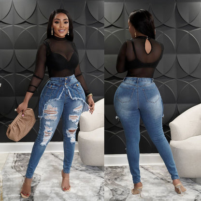 Les femmes portent des jeans et des pantalons skinny en denim sexy