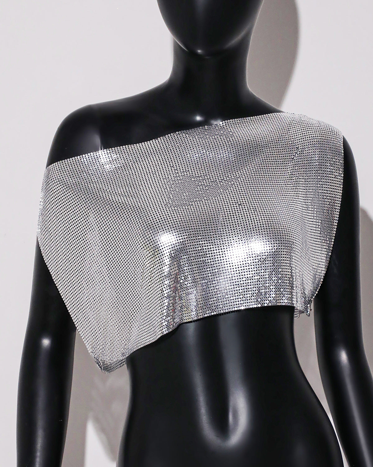 Haut à paillettes en métal pour femmes, haut à épaules obliques, gilet à col dénudé, haut à paillettes en maille d'aluminium