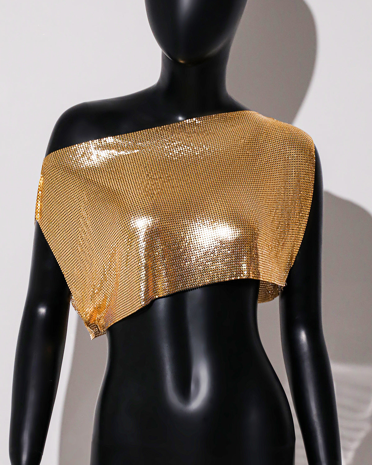 Haut à paillettes en métal pour femmes, haut à épaules obliques, gilet à col dénudé, haut à paillettes en maille d'aluminium