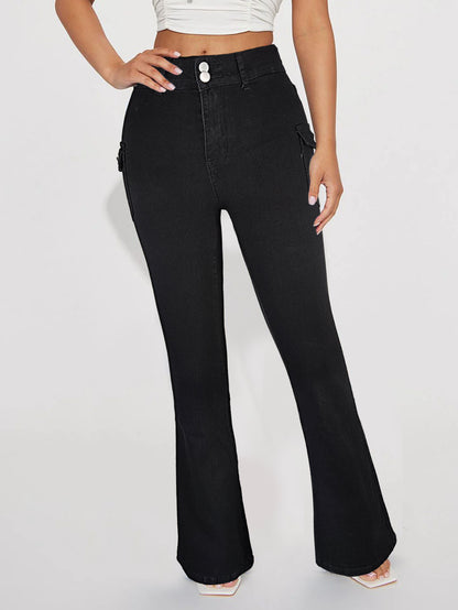 Damen tragen hoch taillierte Bootcut-Hosen mit Doppelknopf-Schlankjeans