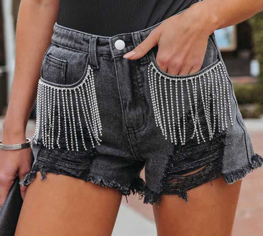 Short en jean déchiré à pompons et chaîne pour femme